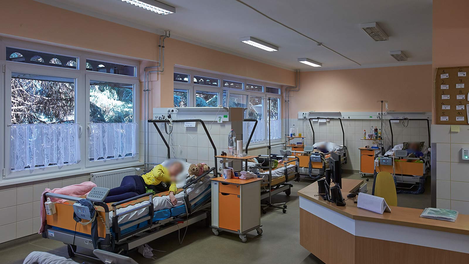 Nagy alapterületű betegszoba megfigyelőpulttal, sok ággyal